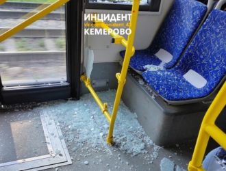 Соцсети: в кемеровском автобусе во время движения лопнуло стекло