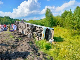 В Кузбассе пассажирский автобус съехал с дороги и опрокинулся. Есть пострадавшие
