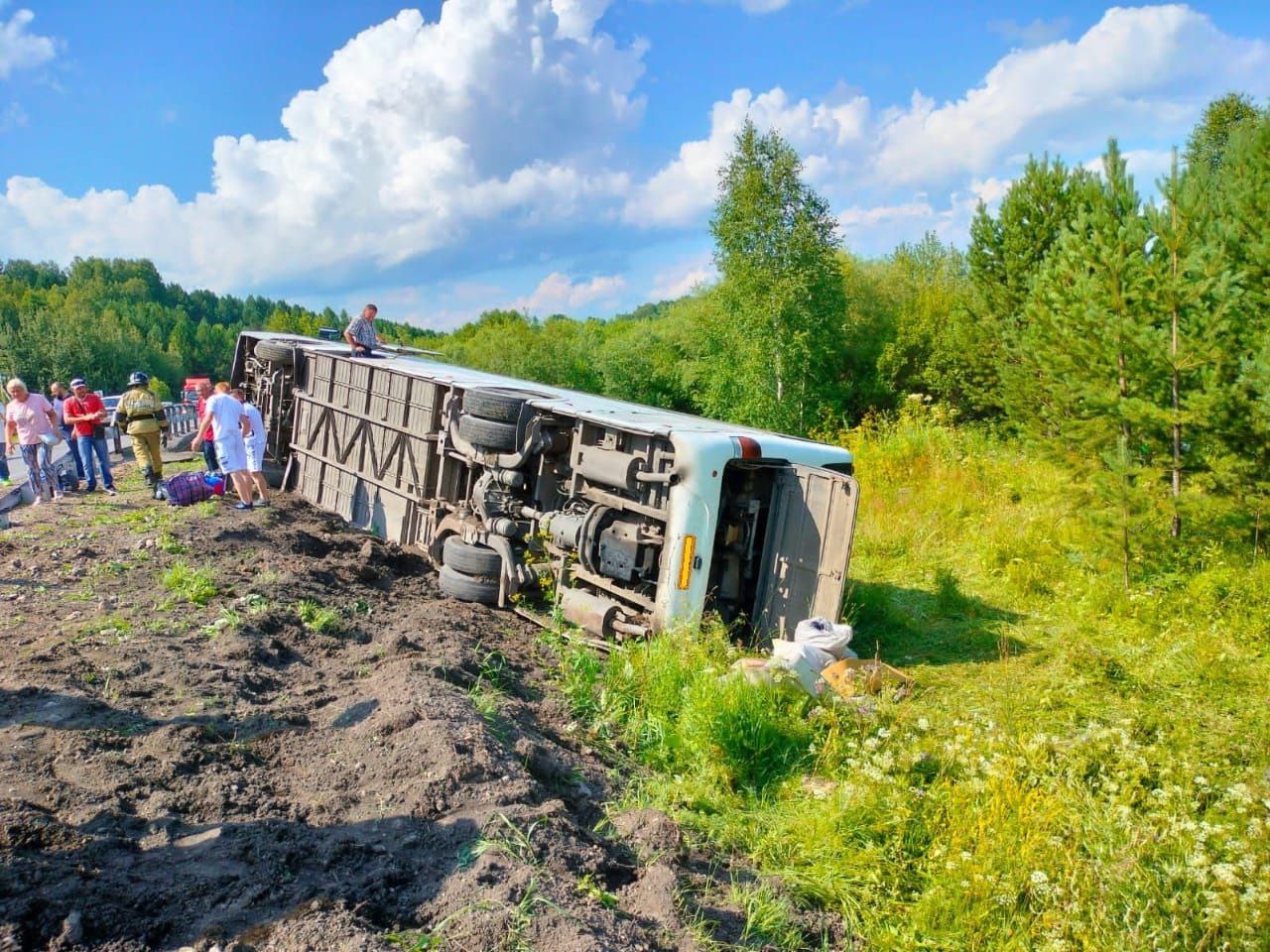 В Кузбассе пассажирский автобус съехал с дороги и опрокинулся. Есть пострадавшие