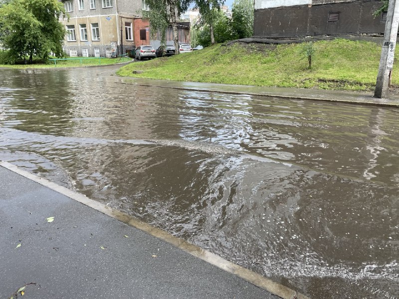 Несколько улиц Новокузнецка затопило после дождя