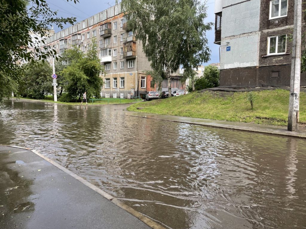 Несколько улиц Новокузнецка затопило после дождя
