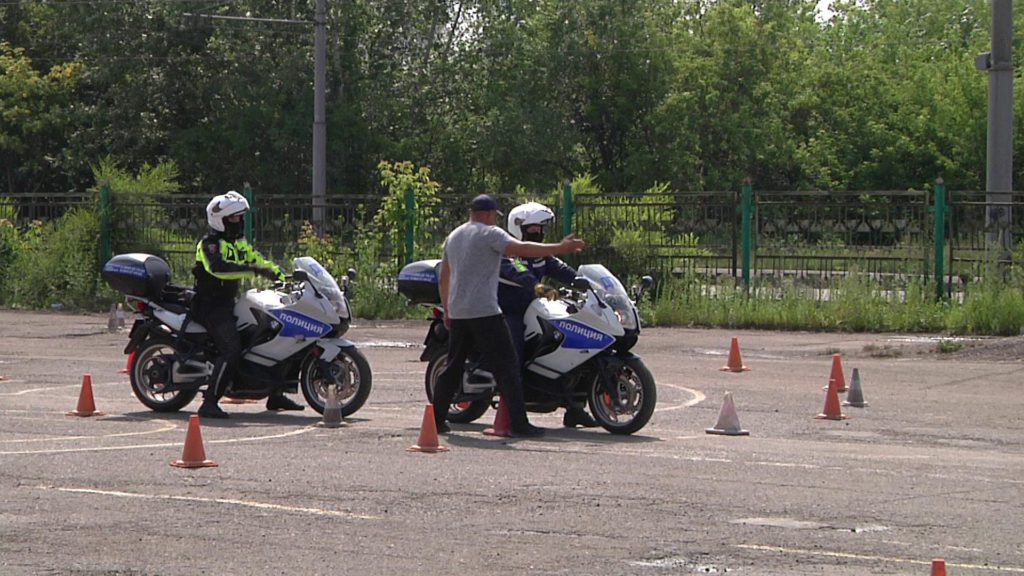 В Новокузнецке мотопатруль отрабатывает контраварийное вождение