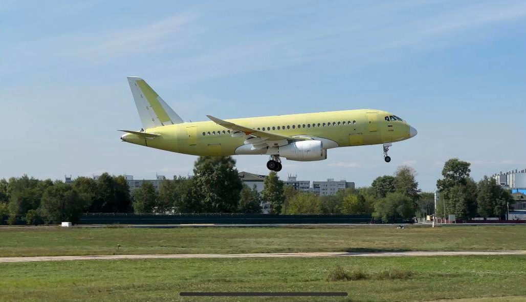 Первый полет импортозамещенного самолета SJ-100 попал на видео