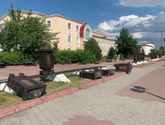 В кузбасском городе вандалы разгромили шахтёрскую аллею