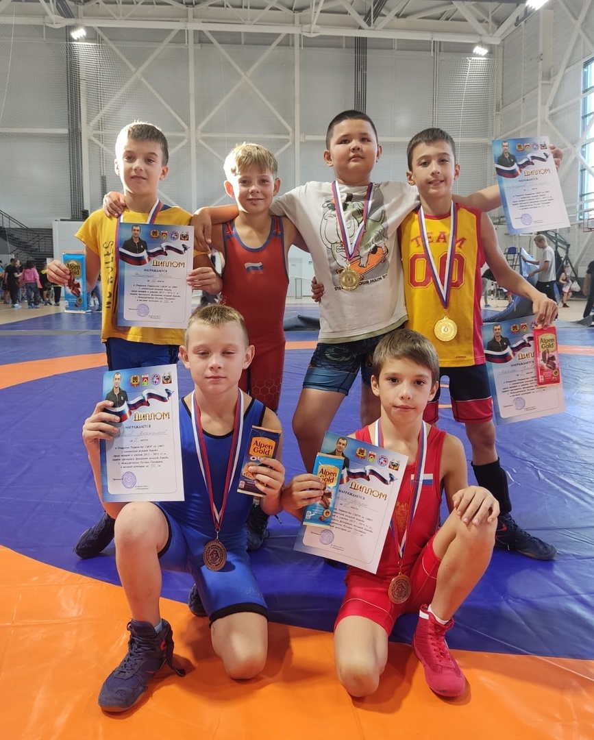Борцы из детско-юношеской школы Новокузнецкого района завоевали награды двух турниров