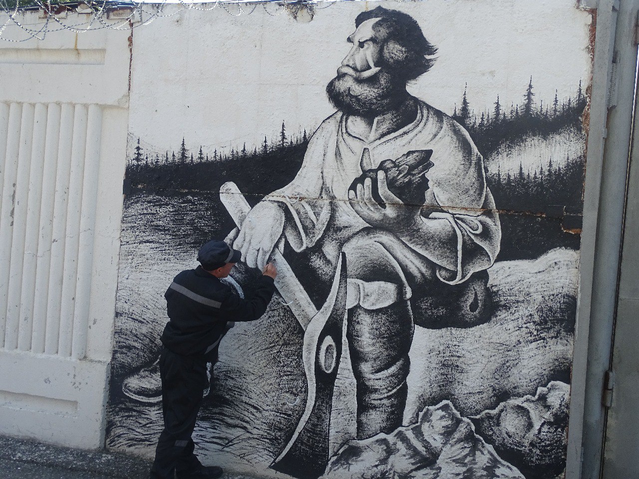 В Кемерове осуждённые в преддверии Дня шахтёра создали граффити углём