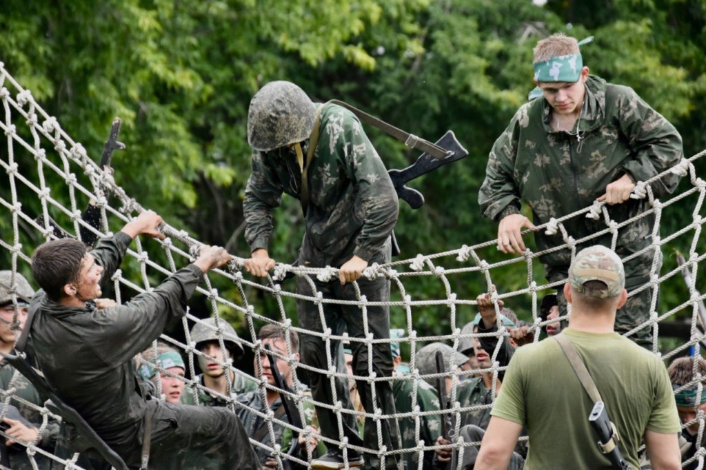 В Кузбассе подростки совершили часовой военизированный марш-бросок