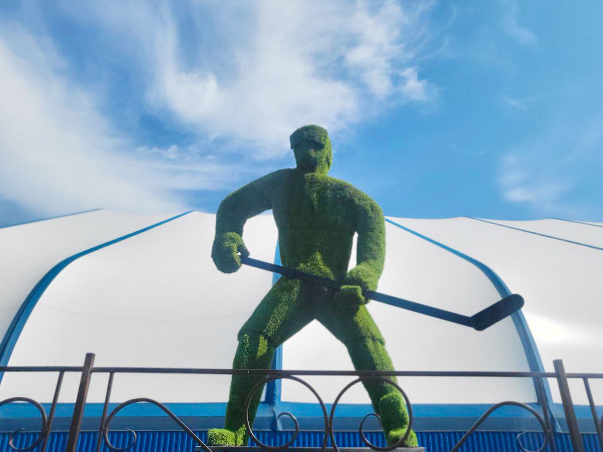 В юргинском парке появился зелёный трёхметровый хоккеист