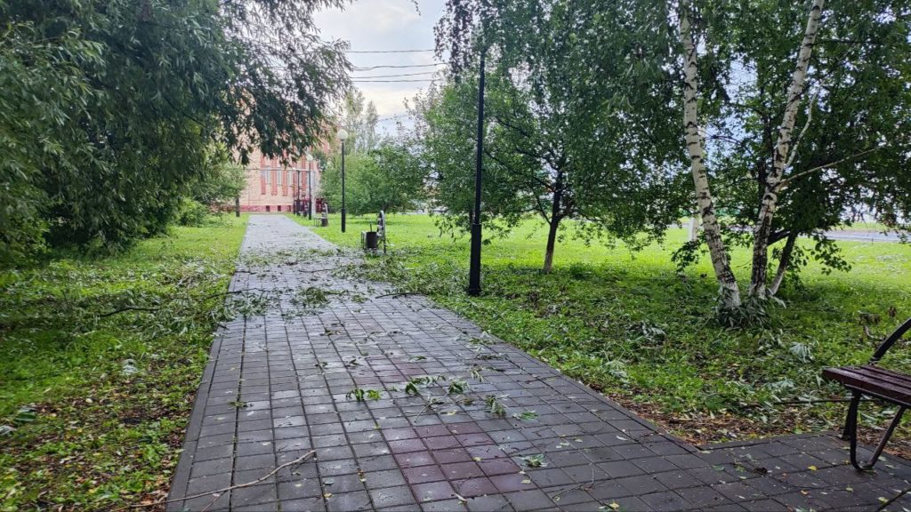 Унесённые крыши и поваленные деревья: на Кузбасс обрушился ураган