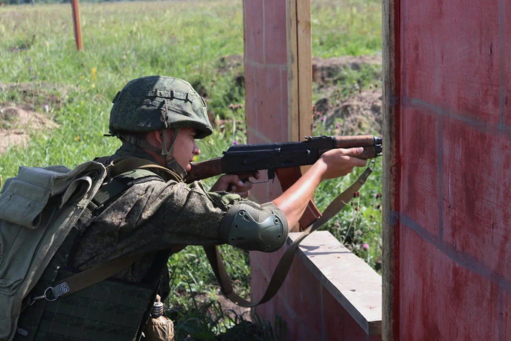 Военнослужащие военной службы по призыву ЦВО уничтожили условного противника в ходе занятий на полигоне в Кемеровской области