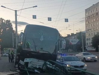 В Новокузнецке пассажирский автобус попал в ДТП. Один человек погиб