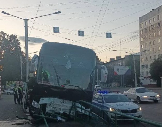 В Новокузнецке пассажирский автобус попал в ДТП. Один человек погиб