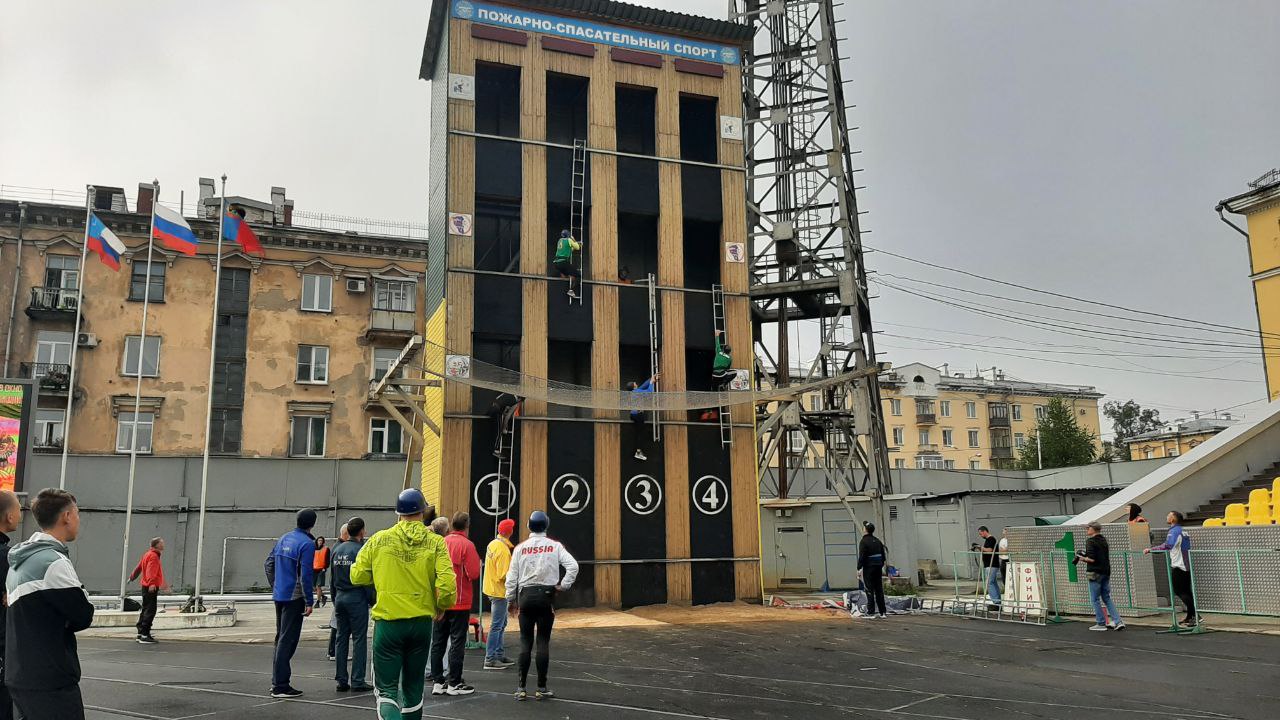 В Новокузнецке проходят областные соревнования огнеборцев