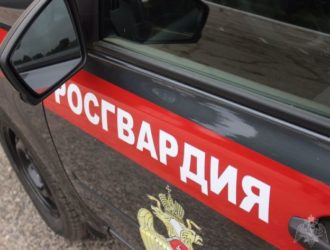 Кузбассовец пытался вынести на себе из магазина три футболки и женские легинсы