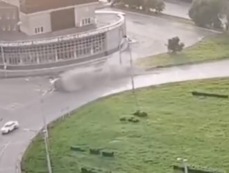 На новокузнецком кольце перевернулся лесовоз с брёвнами