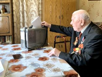 На выборах губернатора Кузбасса голосуют ветераны и долгожители