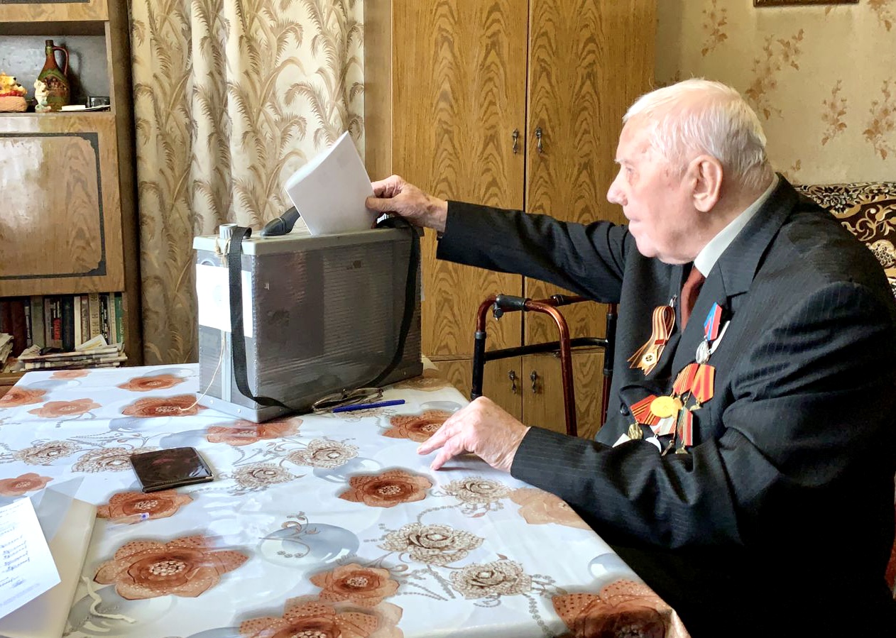 На выборах губернатора Кузбасса голосуют ветераны и долгожители