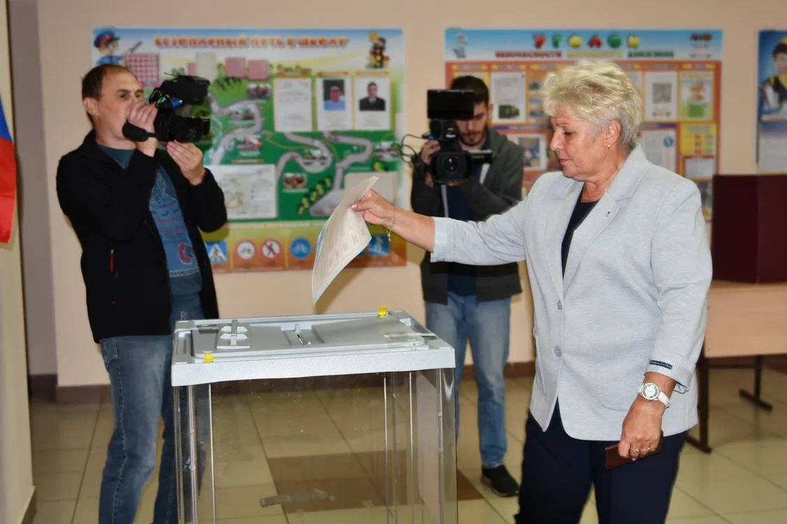 На выборах проголосовала первая в Кузбассе женщина, получившая звание «Герой Труда»
