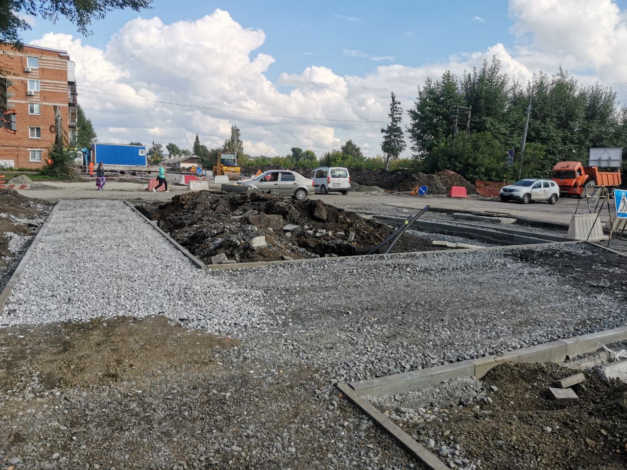Рабочие строят пешеходные тротуары в зоне реновации в Кемерове