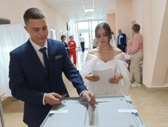 В Кузбассе молодожёны пришли на выборы в день свадьбы