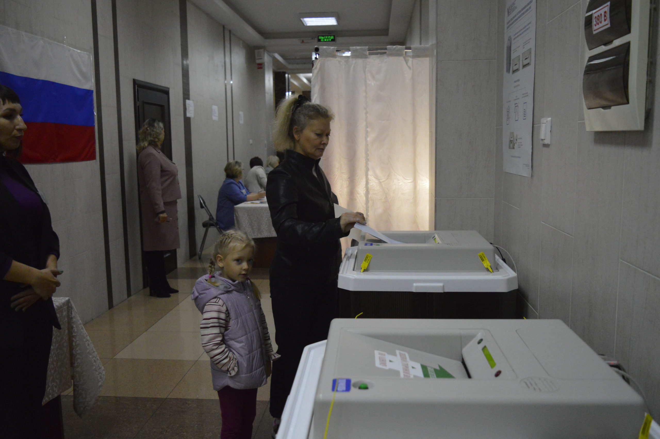 Голосованием 1 июля. Фото детей на избирательном участке. Голосование на избирательных участках в Кемерово картинки. Выборы в кузьассепрезидента в 2023. Дети на избирательном участке выборы.