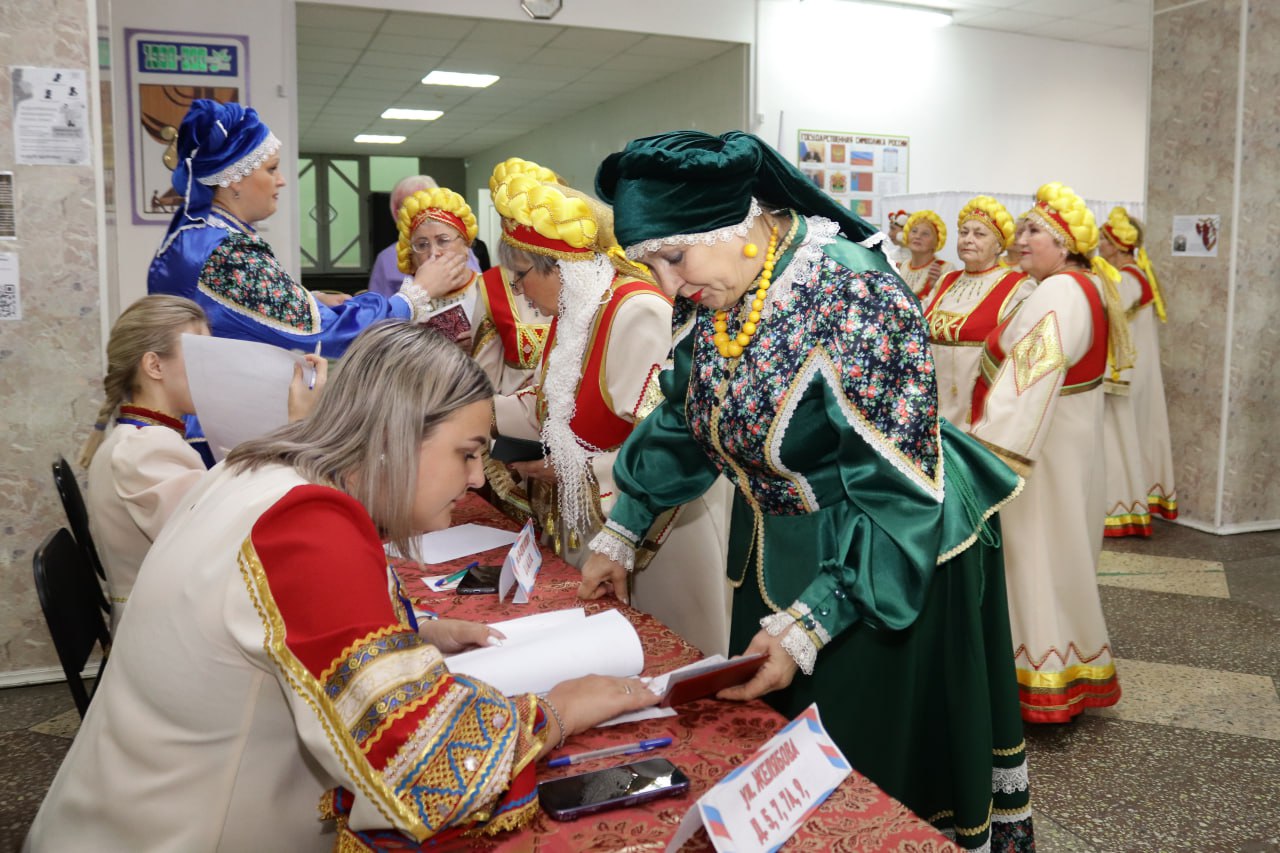 В Анжеро-Судженске выборы проводят в национальных костюмах