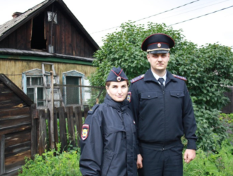Супружеская пара полицейских спасла двух прокопчанок из горящего дома