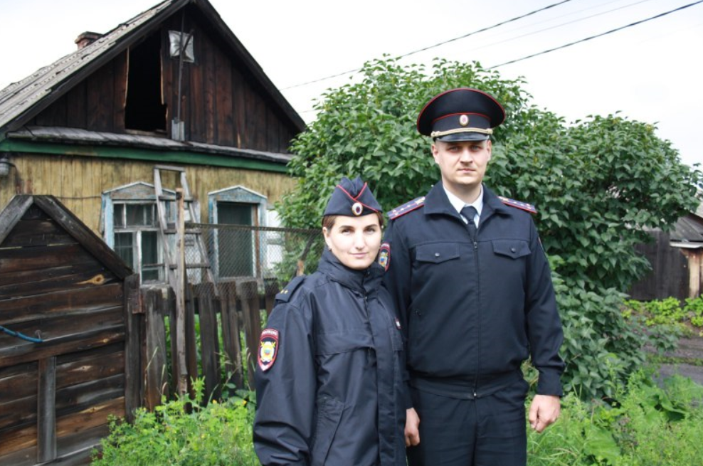 Супружеская пара полицейских спасла двух прокопчанок из горящего дома