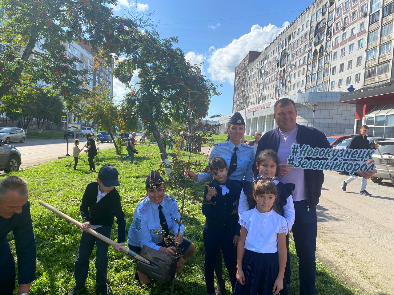 В центре Новокузнецка прибавилось новых деревьев