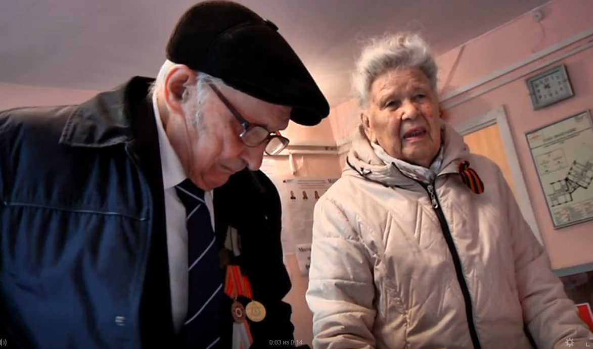В Новокузнецке одним из первых проголосовал 98-летний ветеран ВОв