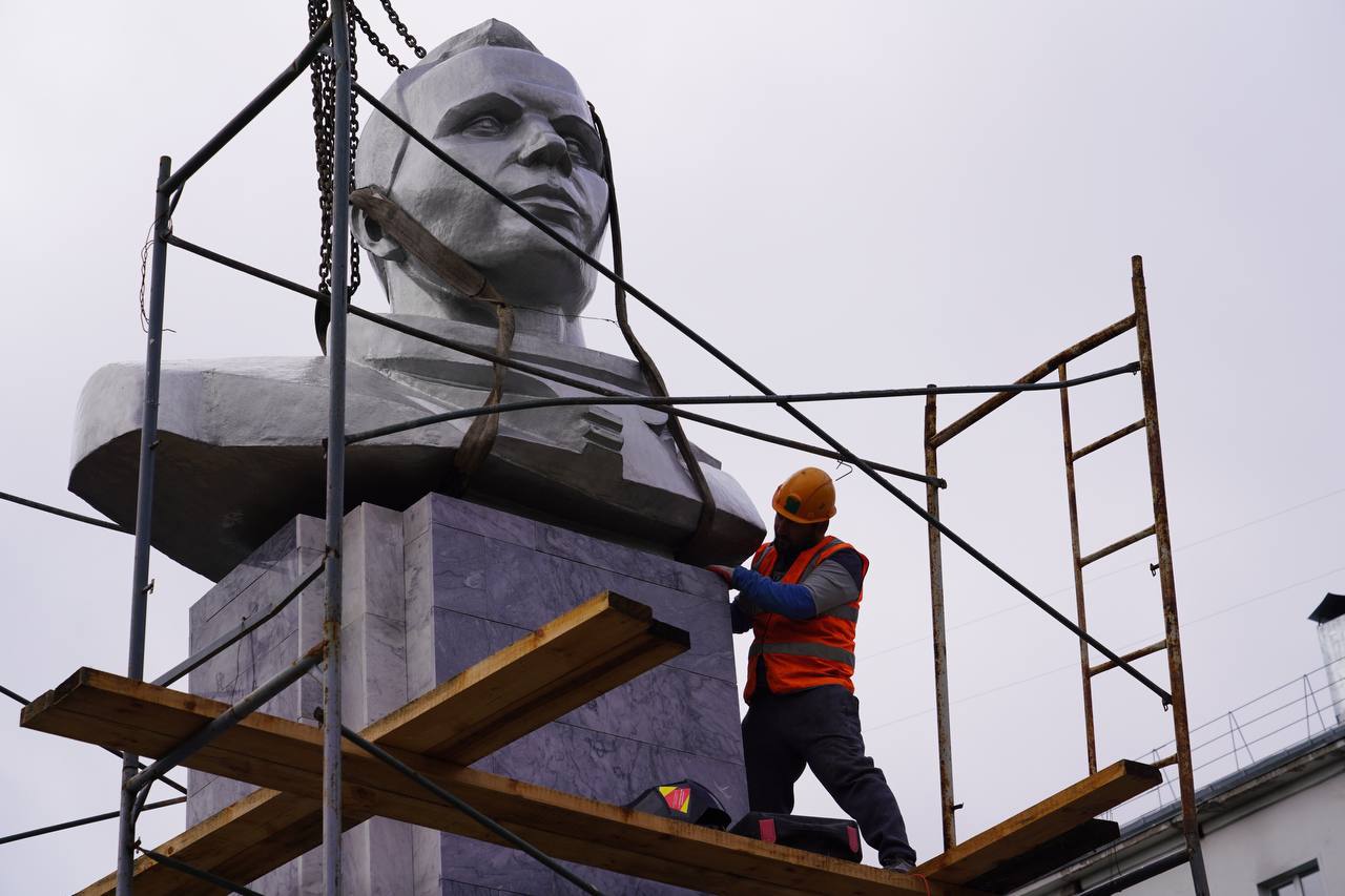 В Кемерове реставрированный бюст Гагарина вернулся на постамент