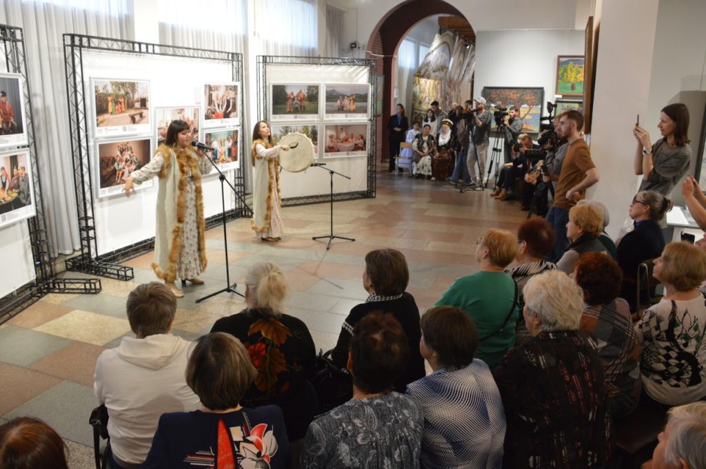 В Новокузнецке открылась фотовыставка «Семья крупным планом»