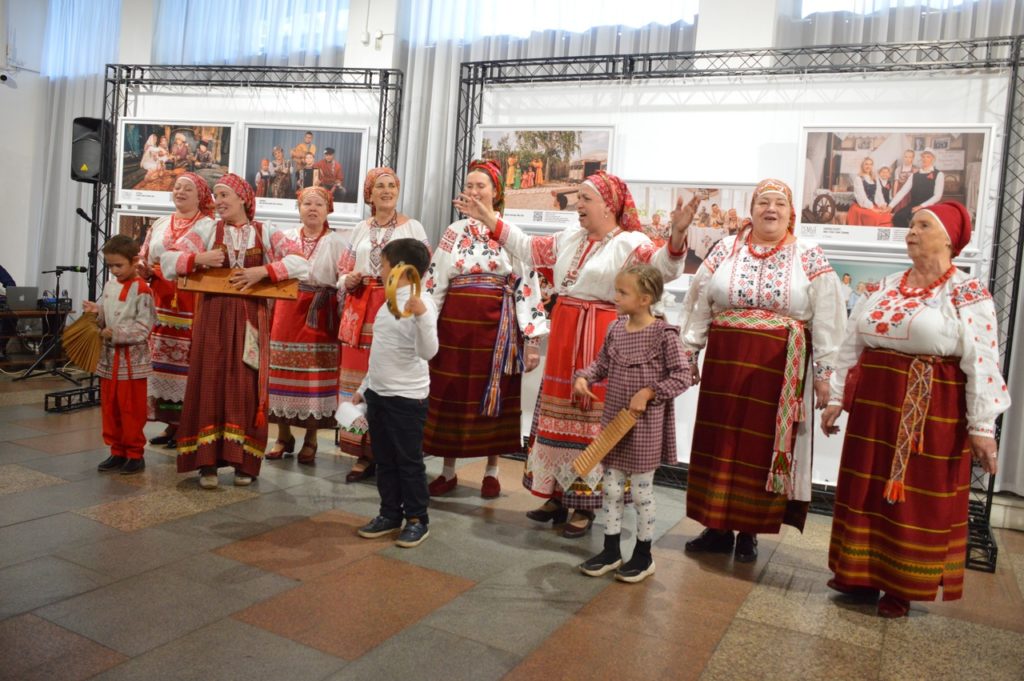 В Новокузнецке открылась фотовыставка «Семья крупным планом»
