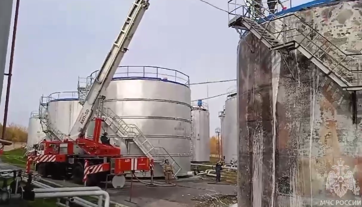 В Кузбассе загорелась нефтебаза