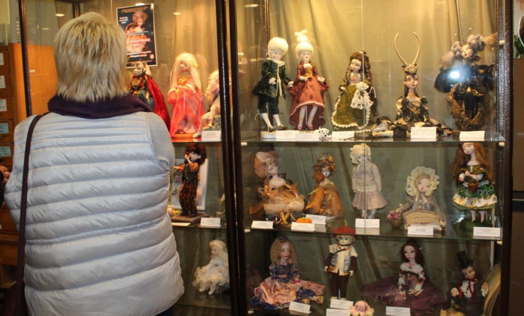 В Новокузнецке открыли выставку авторской куклы и игрушек на елку