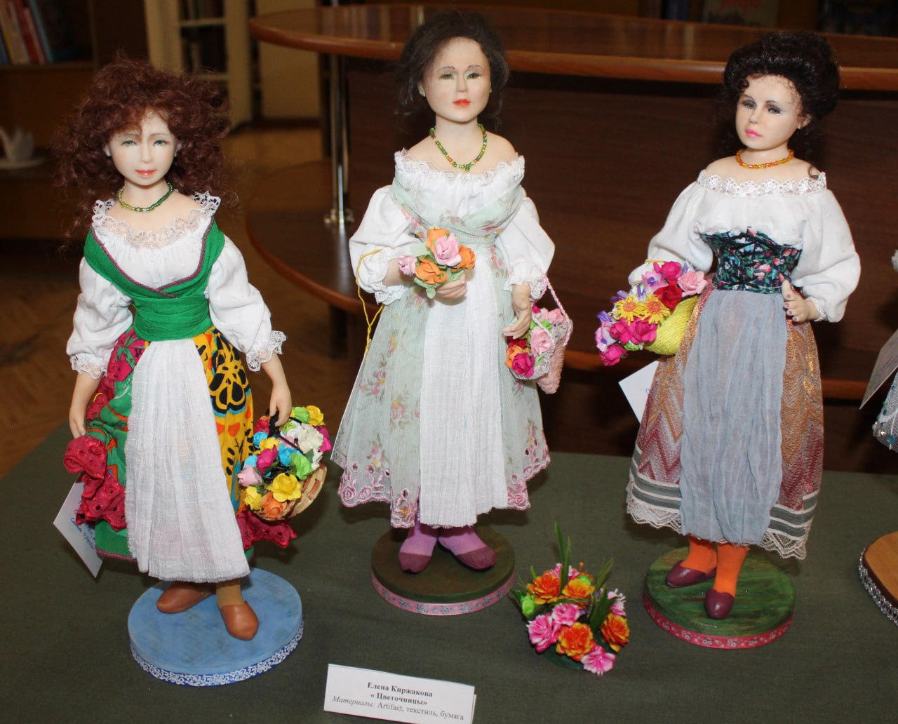 В Новокузнецке открыли выставку авторской куклы и игрушек на елку