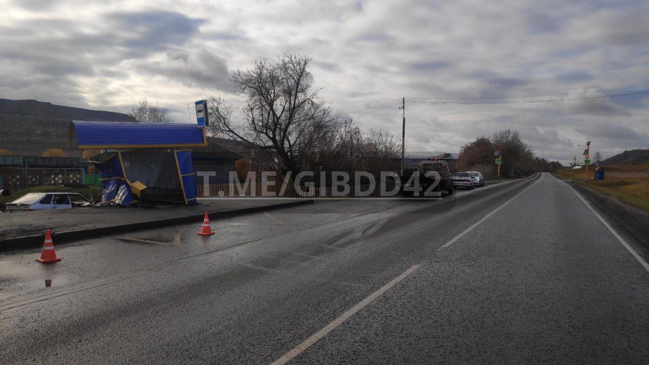 В Беловском округе пьяный водитель легковушки протаранил остановку