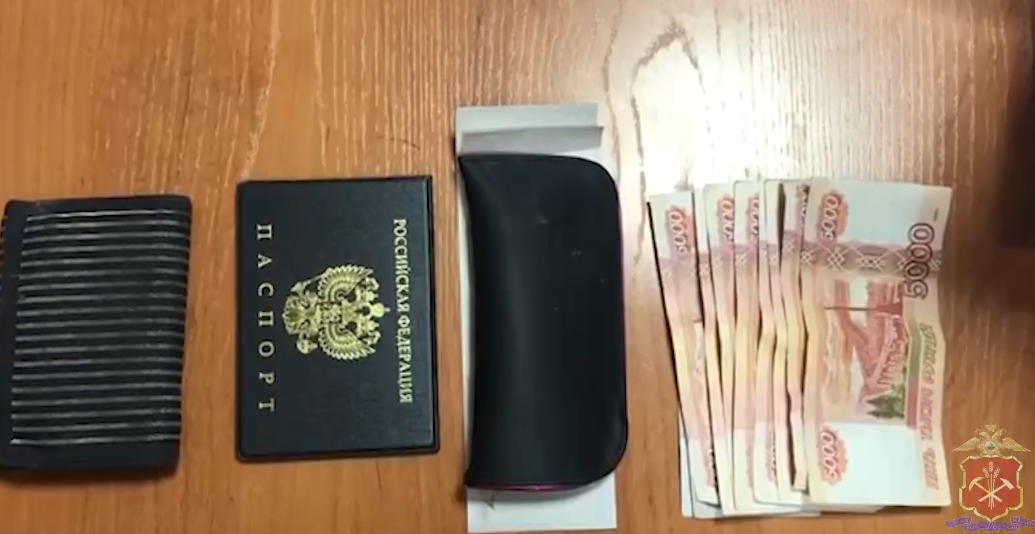 Кемеровчанин выследил пенсионерку, ударил ее и украл 50 тысяч рублей