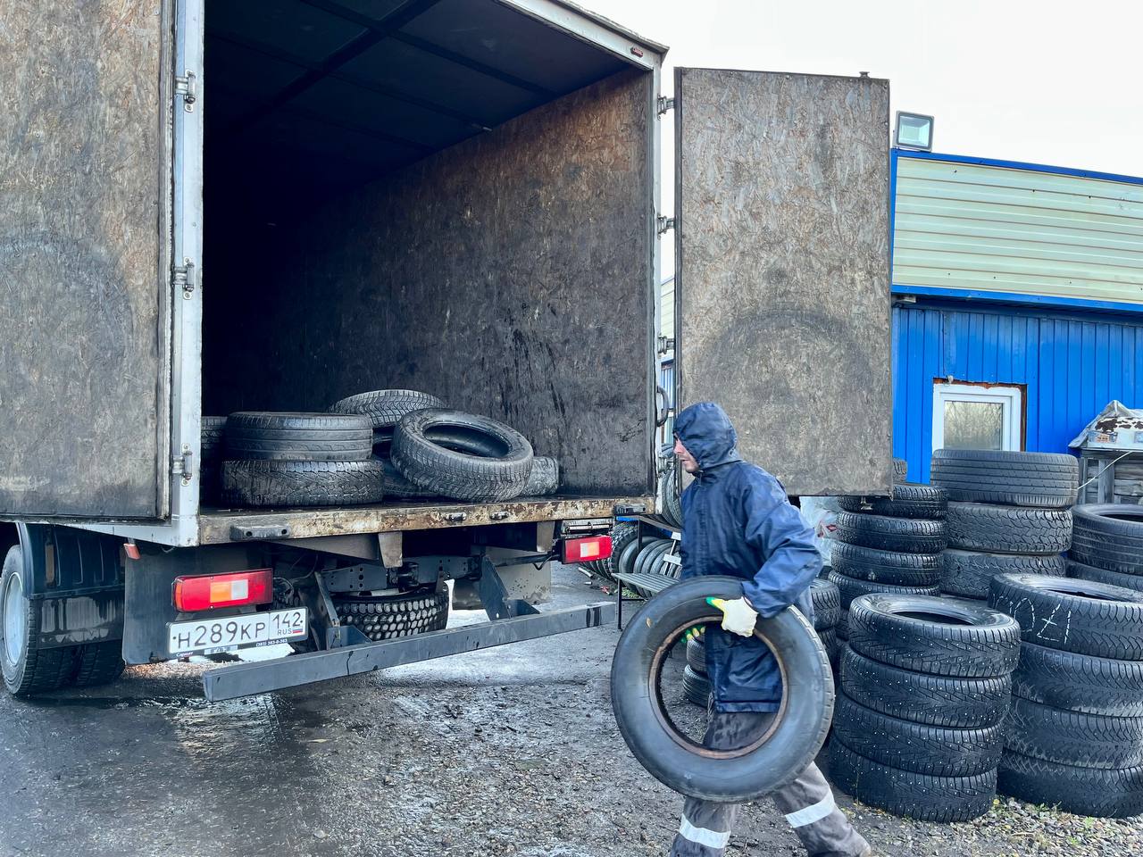 В Новокузнецке по заявке приедут и заберут старые шины