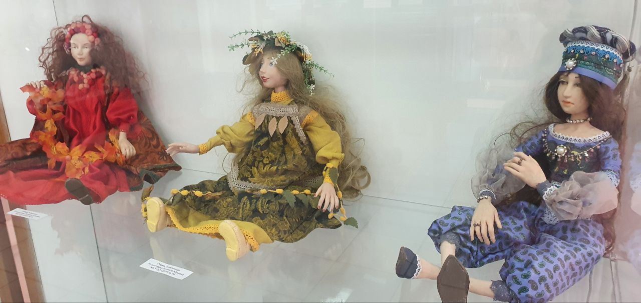 «Магия куклы»: в Новокузнецке открыли выставку учащихся и преподавателей школы искусств