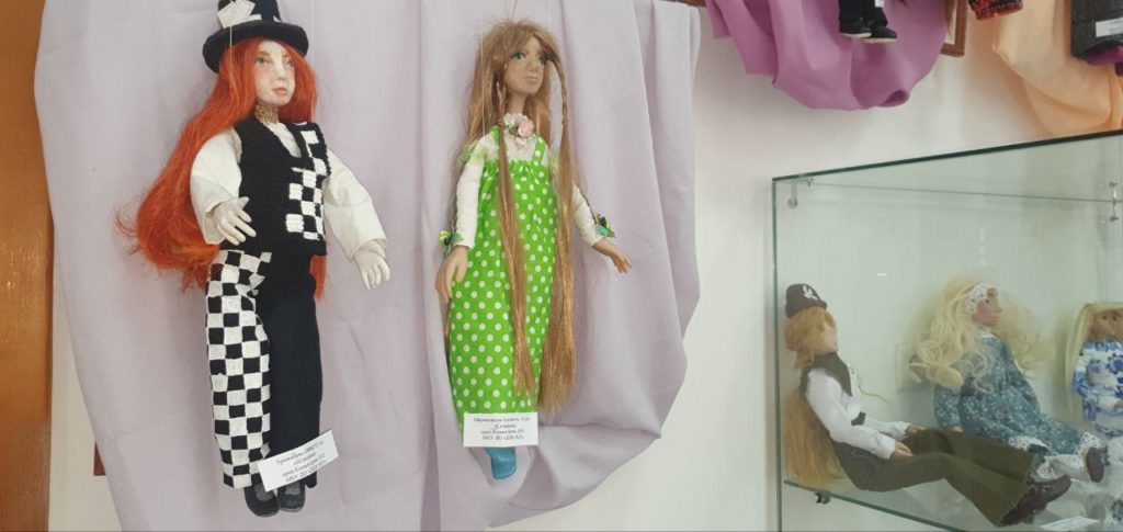 «Магия куклы»: в Новокузнецке открыли выставку учащихся и преподавателей школы искусств