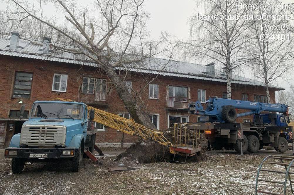 В Новокузнецке шестой день ликвидируют последствия урагана