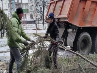 В Новокузнецке волонтеры помогают с уборкой поваленных деревьев