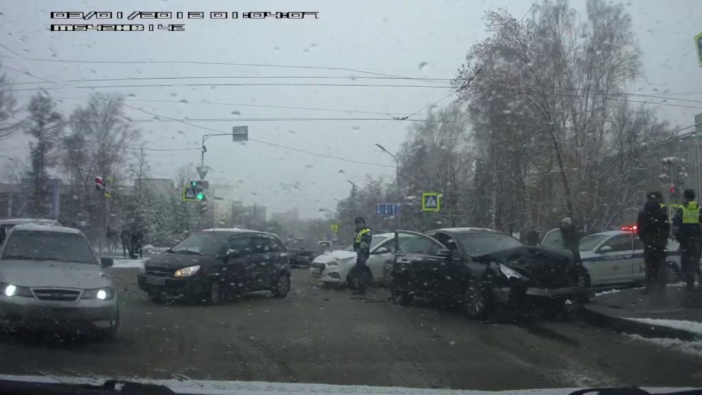В центре Новокузнецка произошло жесткое ДТП, пострадали четыре человека