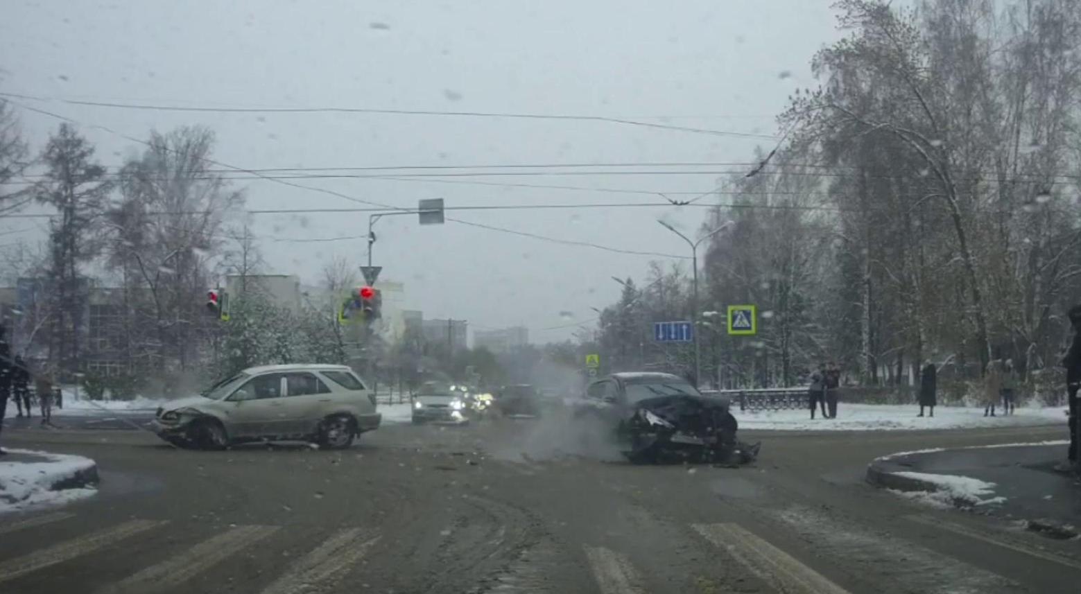 В центре Новокузнецка произошло жесткое ДТП, пострадали четыре человека