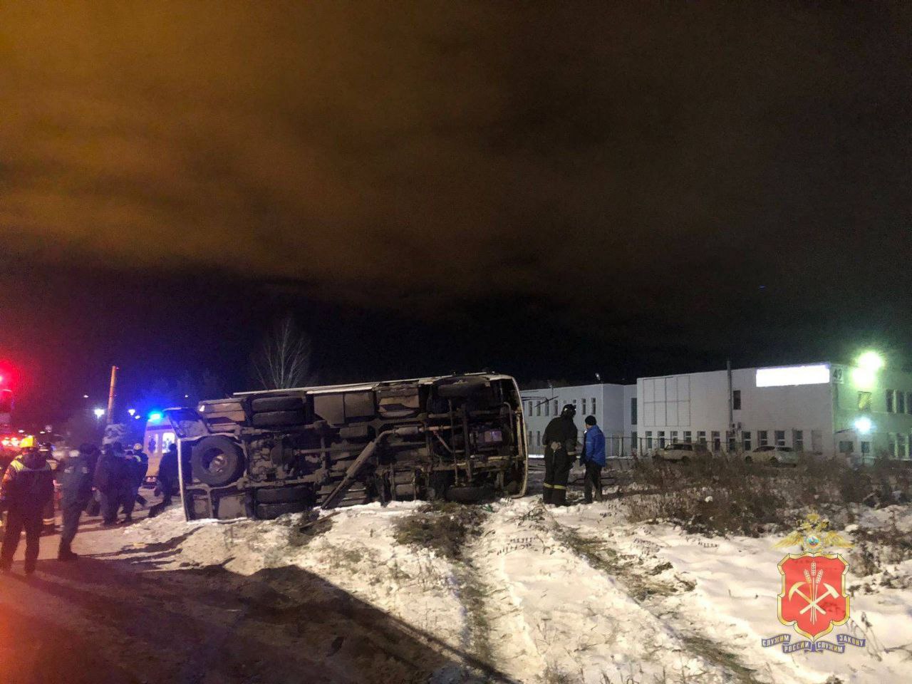 В Кемерове грузовик столкнулся с автобусом, погибла одна пассажирка