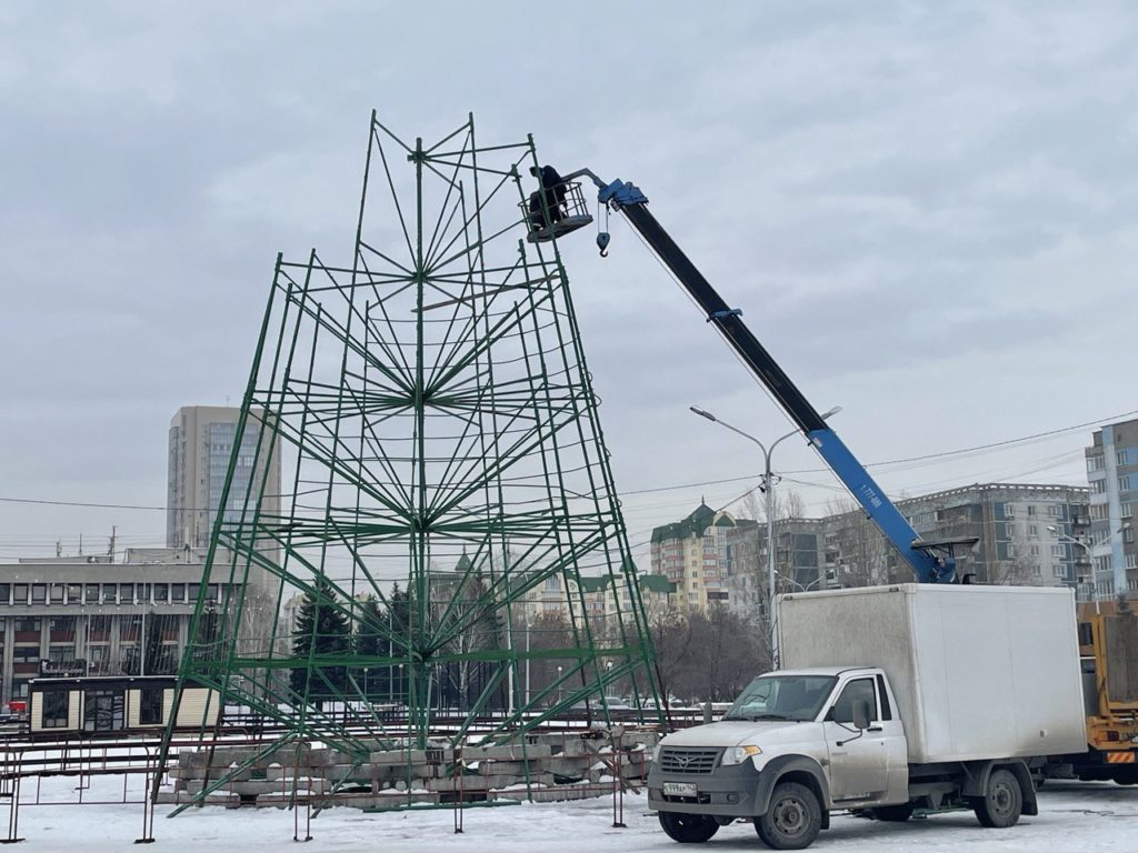 В Новокузнецке на главной площади монтируют новогоднюю елку