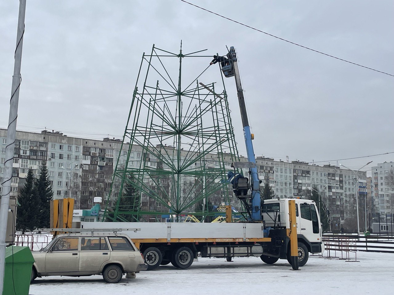 В Новокузнецке на главной площади монтируют новогоднюю елку