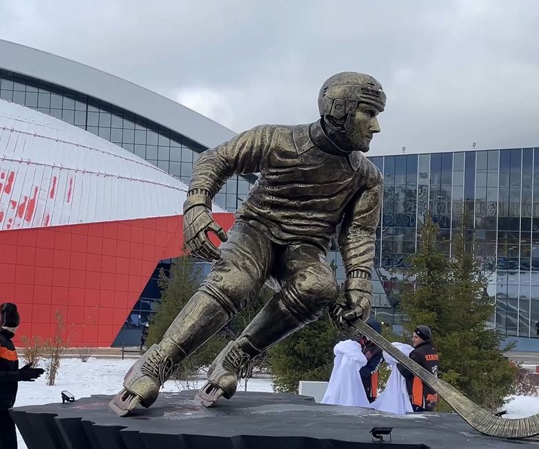 В Кемерове открыли скульптуру «Кузбасский хоккеист»