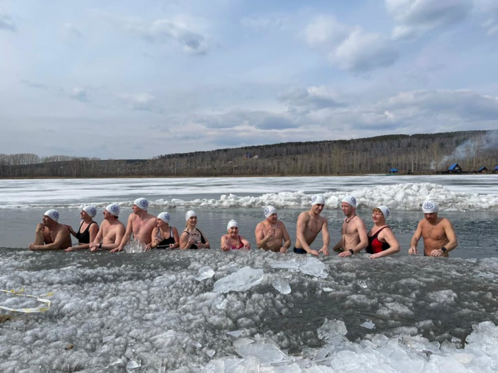 Кузбасские спортсмены зимнего плавания отметили День моржа